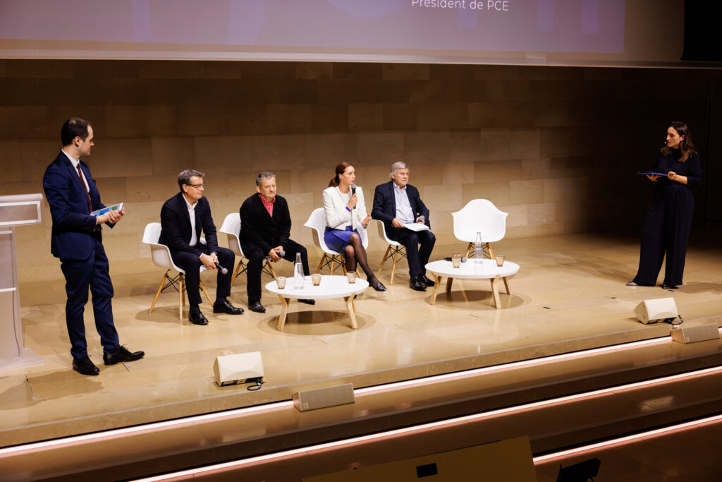 Table ronde sur scène lors du Sommet de la Transformation au 3 Mazarium à Paris, en novembre 2025