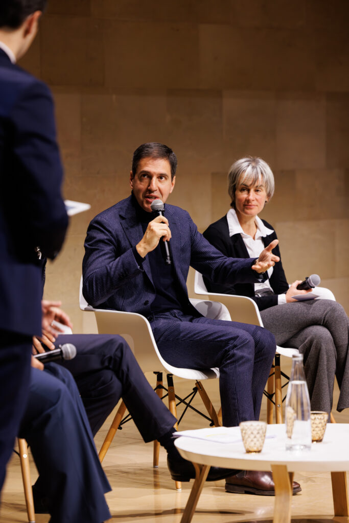 Intervenant prenant la parole au Sommet de la Transformation au 3 Mazarium à Paris, en novembre 2025