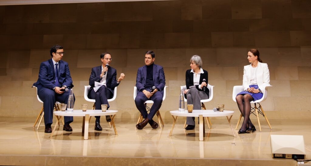 Cinq intervenants en table ronde au Sommet de la Transformation au 3 Mazarium à Paris, novembre 2025