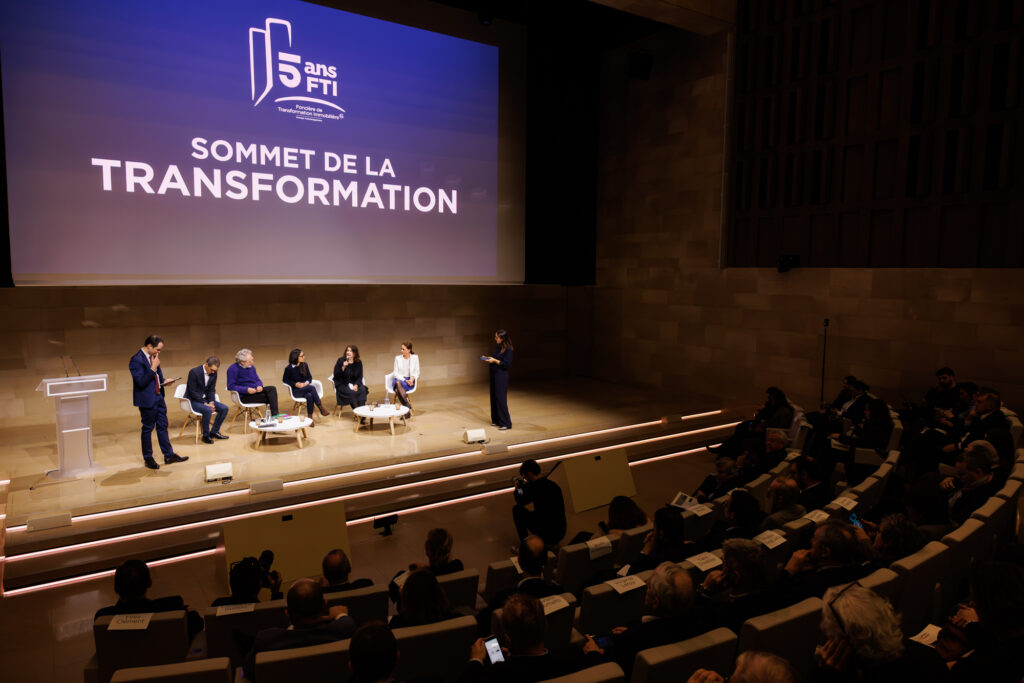 Table ronde face au public lors du Sommet de la Transformation au 3 Mazarium à Paris, le 26 novembre 2025