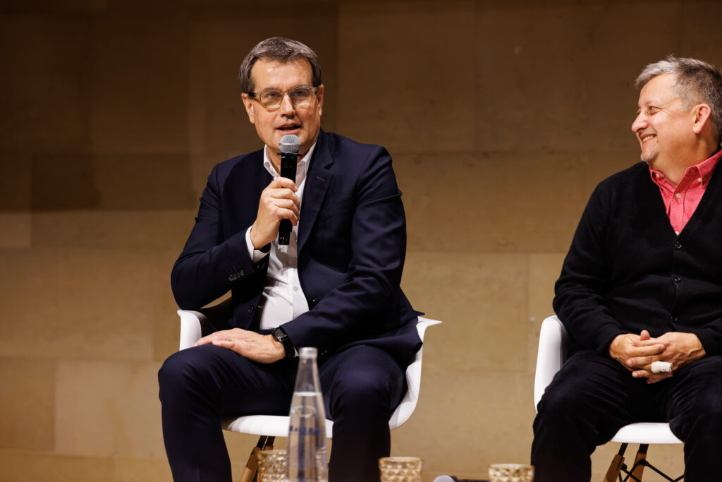 Deux intervenants en échange, dont l’un au micro, lors du Sommet de la Transformation à Paris en novembre 2025