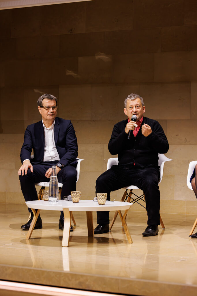 Deux intervenants en table ronde au Sommet de la Transformation au 3 Mazarium à Paris, novembre 2025