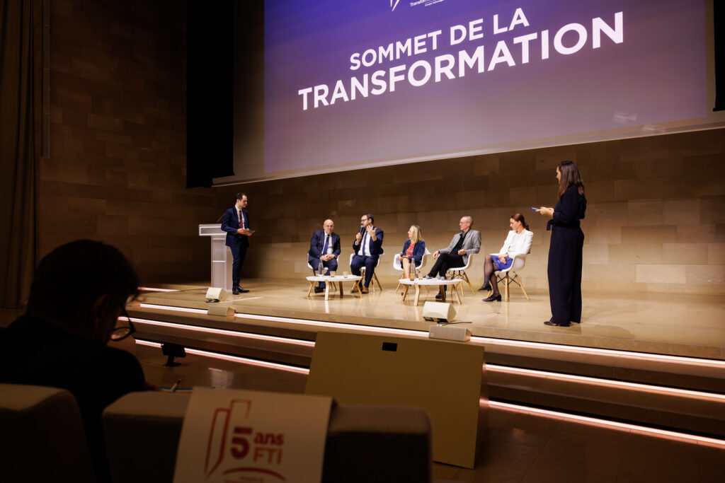 Table ronde sur scène au Sommet de la Transformation au 3 Mazarium à Paris, en novembre 2025