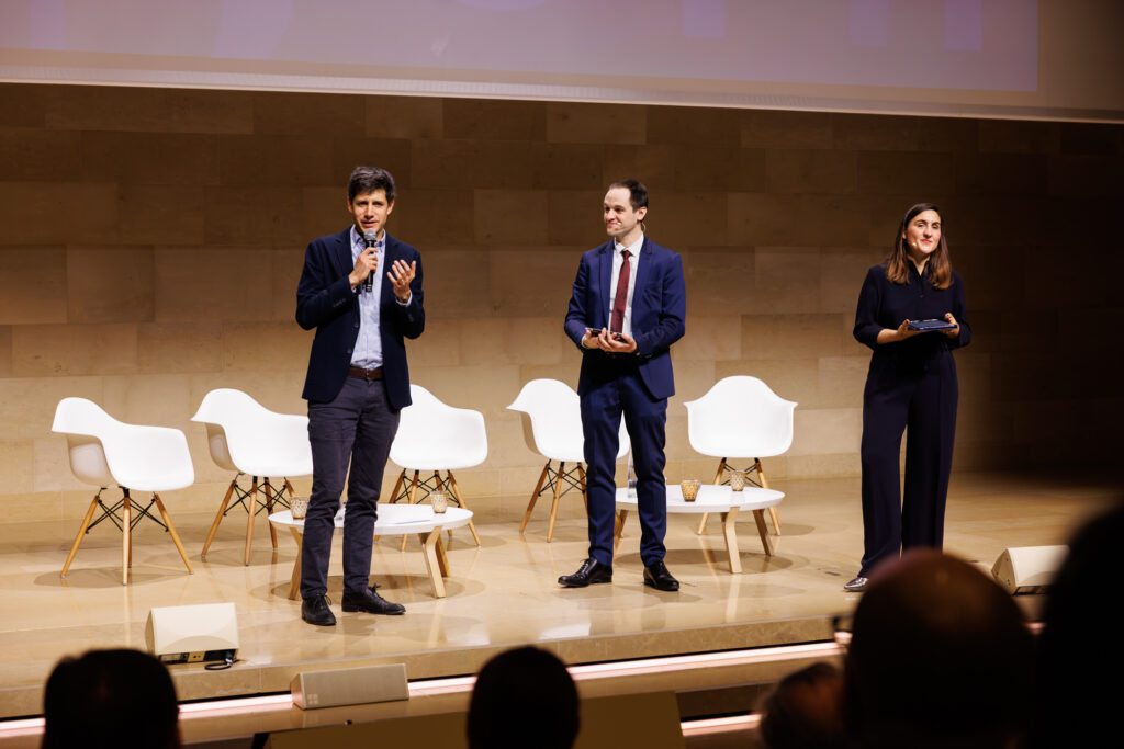 Trois intervenants sur scène au Sommet de la Transformation au 3 Mazarium à Paris, en novembre 2025