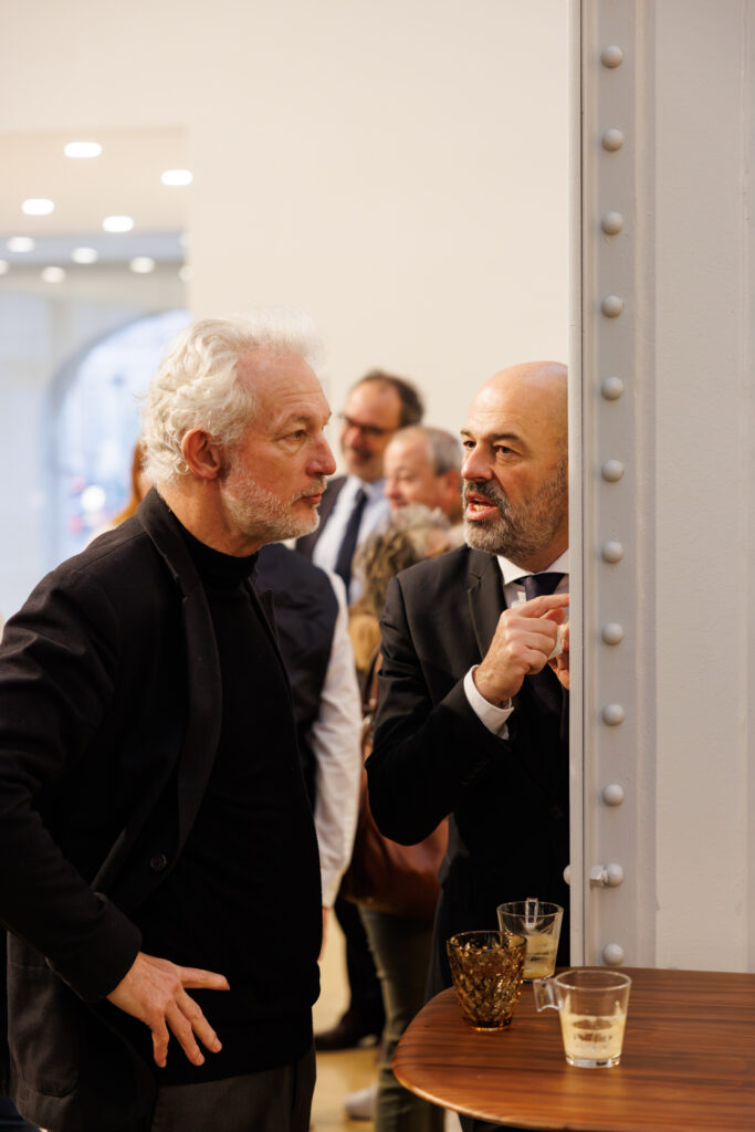 Deux participants échangeant au Sommet de la Transformation au 3 Mazarium à Paris, en novembre 2025