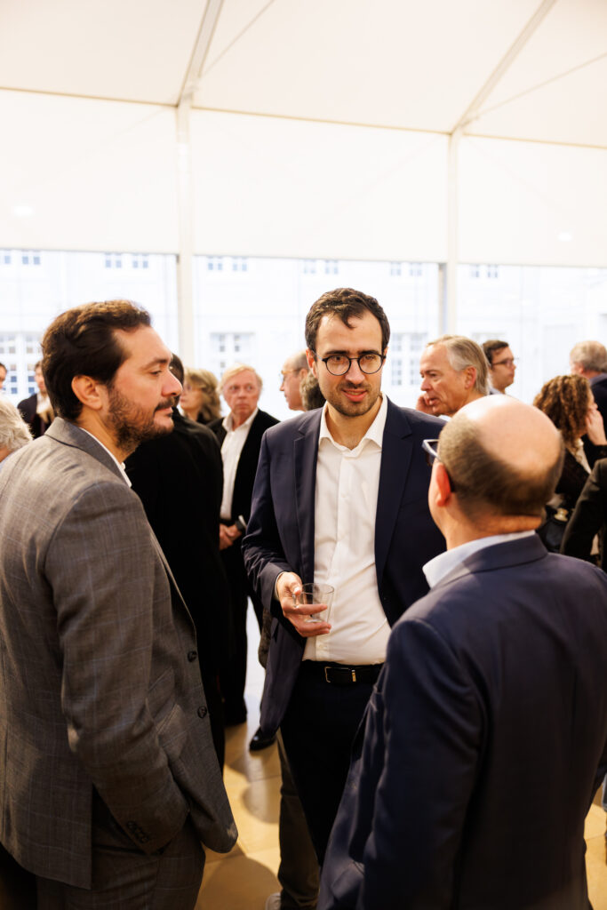 Participants échangeant lors du Sommet de la Transformation au 3 Mazarium à Paris, en novembre 2025
