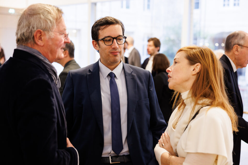 Trois participants échangeant au Sommet de la Transformation au 3 Mazarium à Paris, en novembre 2025