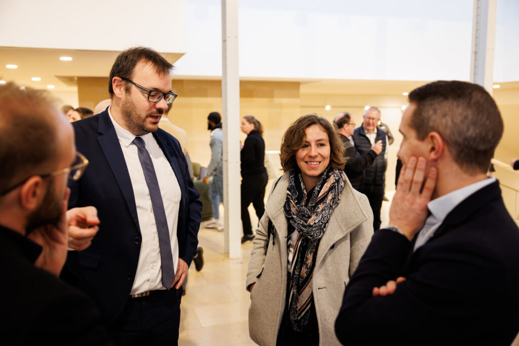 Participants échangeant au Sommet de la Transformation au 3 Mazarium à Paris, en novembre 2025
