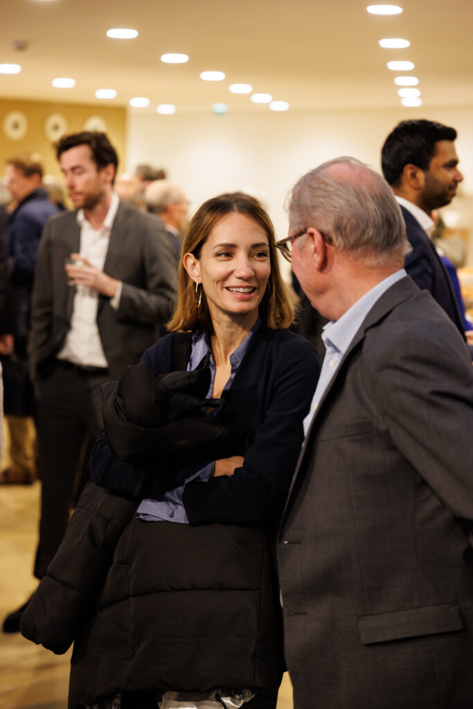 Deux participants échangeant lors du Sommet de la Transformation au 3 Mazarium à Paris, en novembre 2025