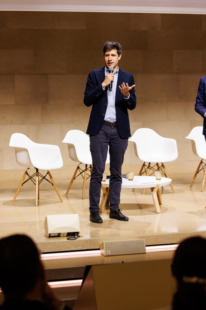 Intervenant prenant la parole au Sommet de la Transformation au 3 Mazarium à Paris, en novembre 2025