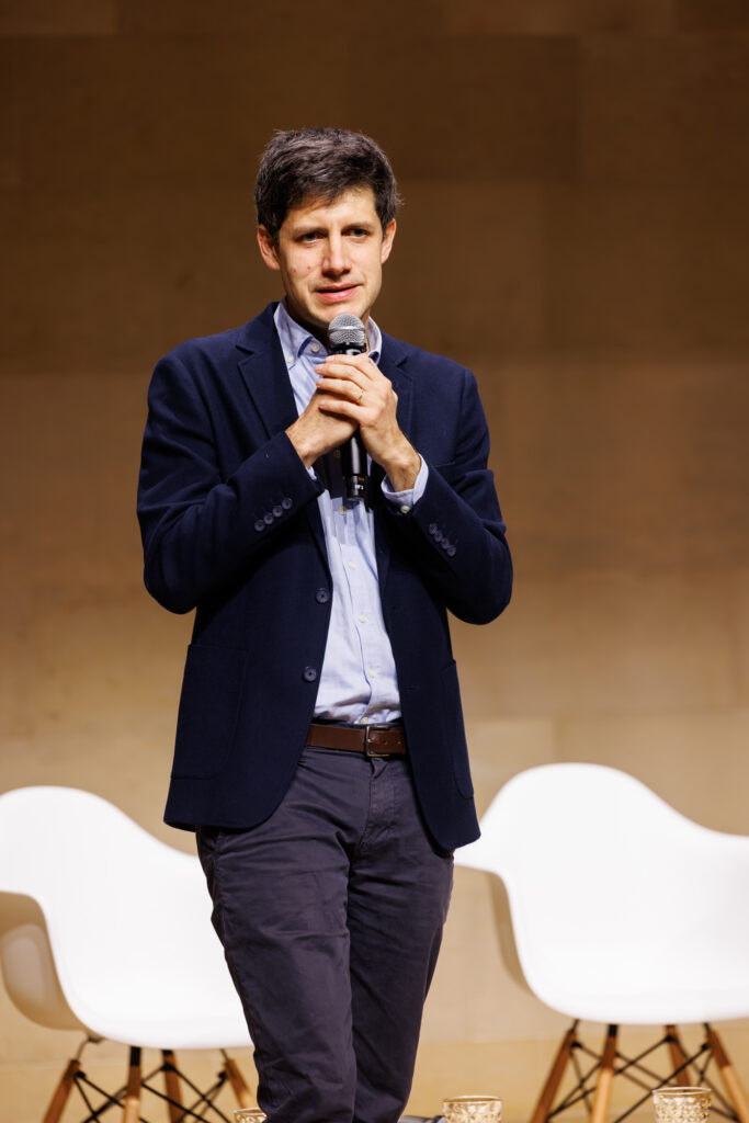Intervenant prenant la parole au Sommet de la Transformation au 3 Mazarium à Paris, en novembre 2025
