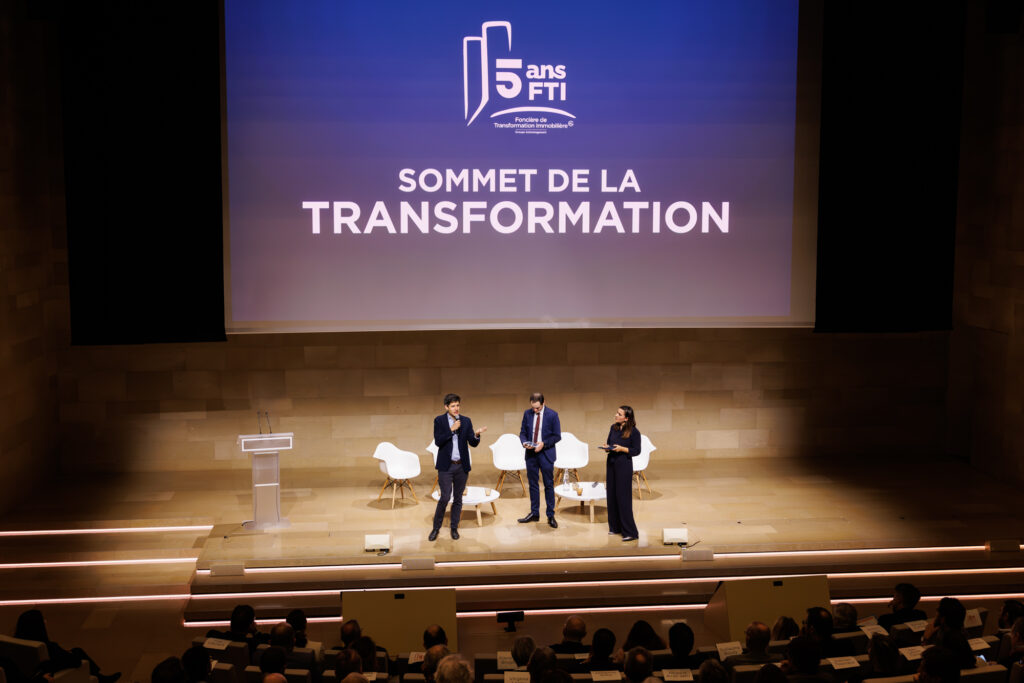 Trois intervenants sur scène lors du Sommet de la Transformation au 3 Mazarium à Paris, en novembre 2025