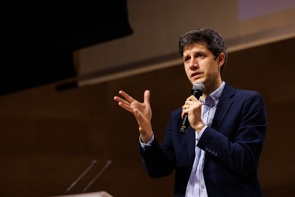 Intervenant prenant la parole au Sommet de la Transformation au 3 Mazarium à Paris, novembre 2025