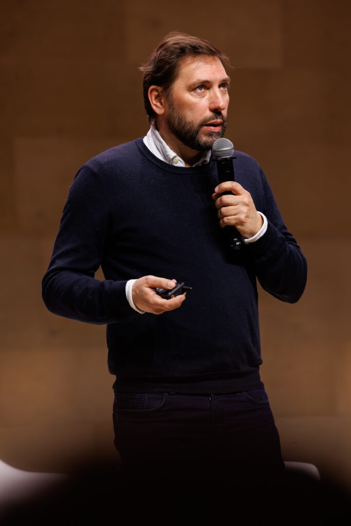 Intervenant prenant la parole au Sommet de la Transformation au 3 Mazarium à Paris, en novembre 2025