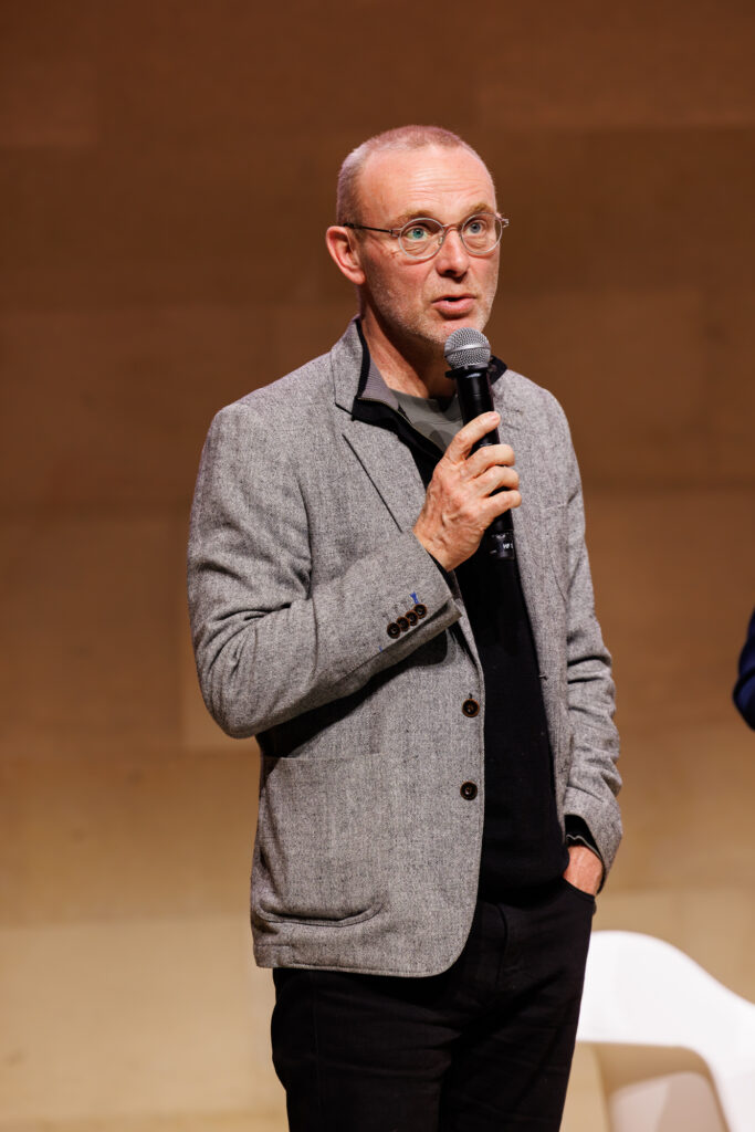 Un intervenant prend la parole au Sommet de la Transformation au 3 Mazarium à Paris, en novembre 2025
