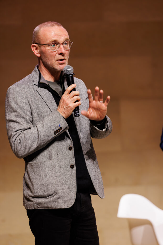Intervenant prenant la parole au Sommet de la Transformation au 3 Mazarium à Paris, en novembre 2025