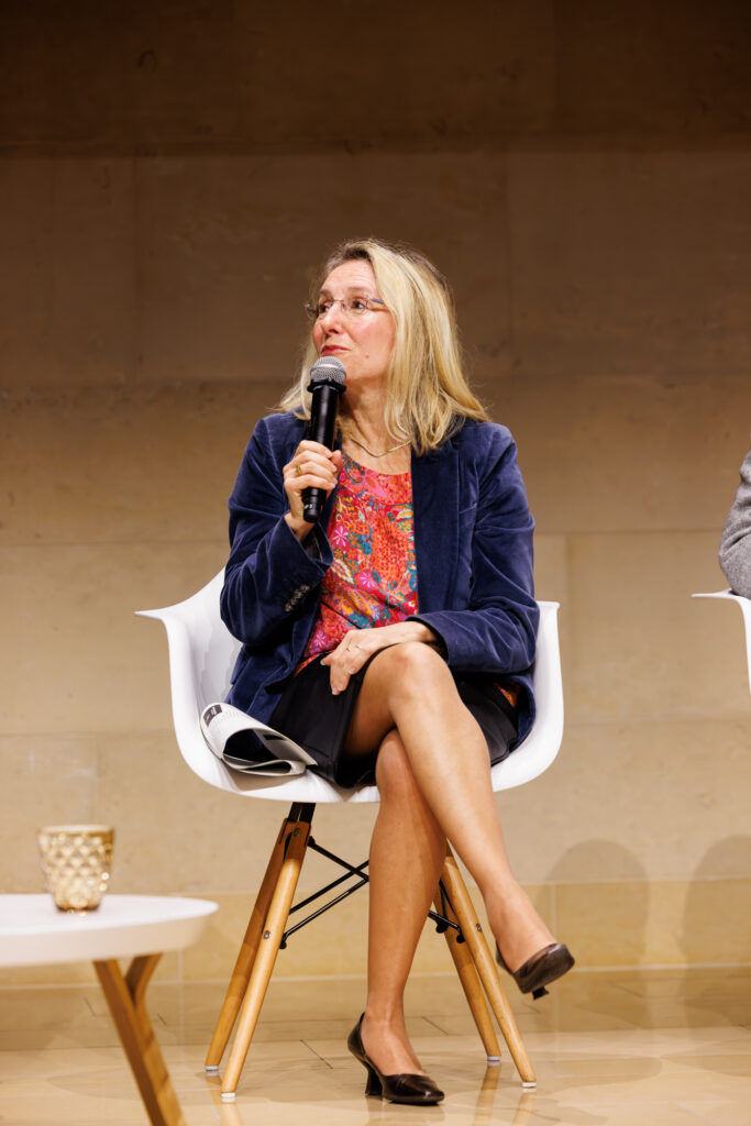 Intervenante prenant la parole au Sommet de la Transformation au 3 Mazarium à Paris, en novembre 2025
