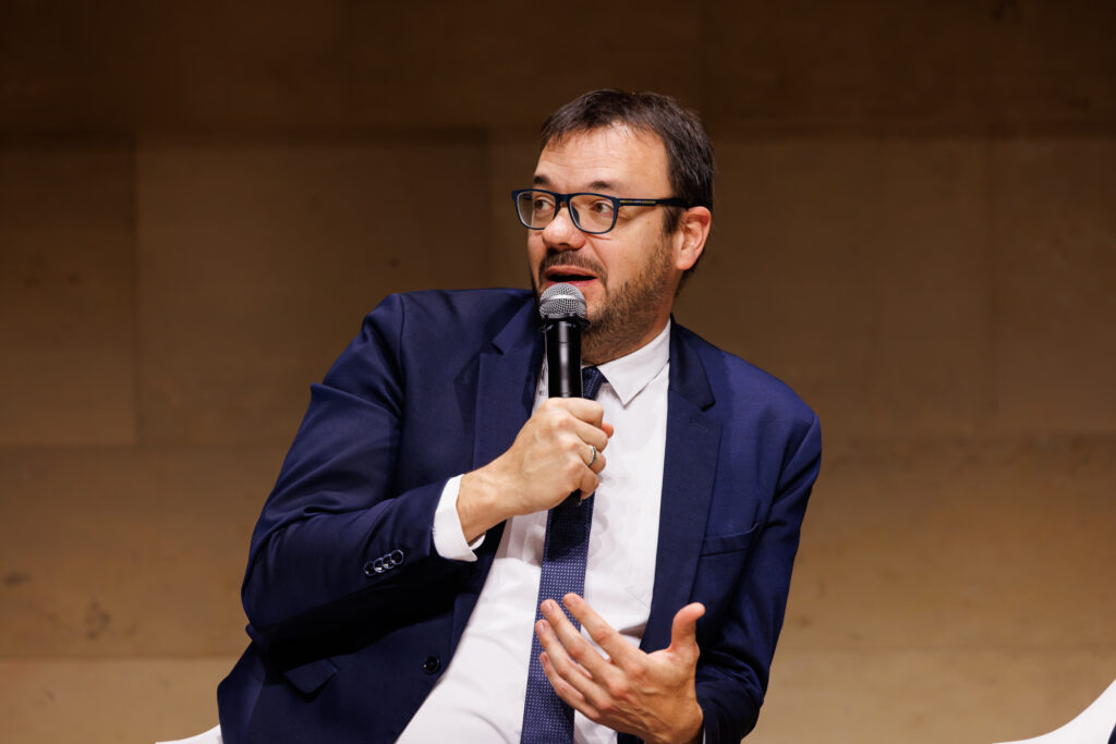 Intervenant prenant la parole au Sommet de la Transformation au 3 Mazarium à Paris, novembre 2025