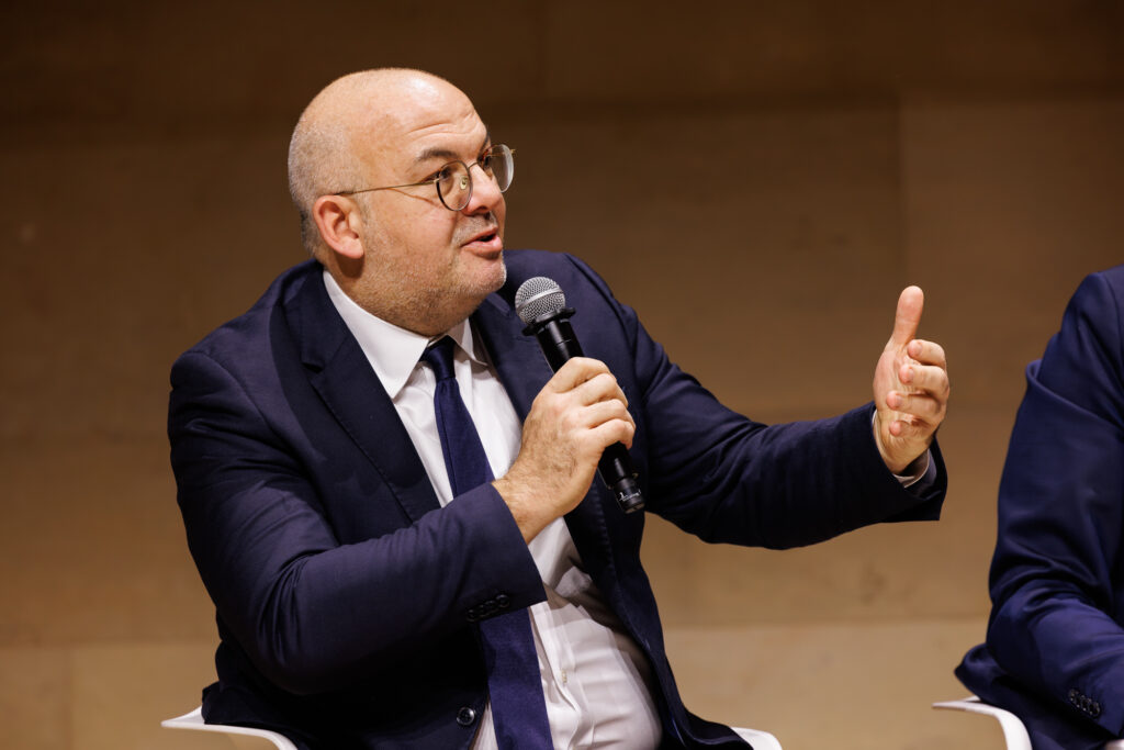 Intervenant prenant la parole au Sommet de la Transformation au 3 Mazarium à Paris, en novembre 2025