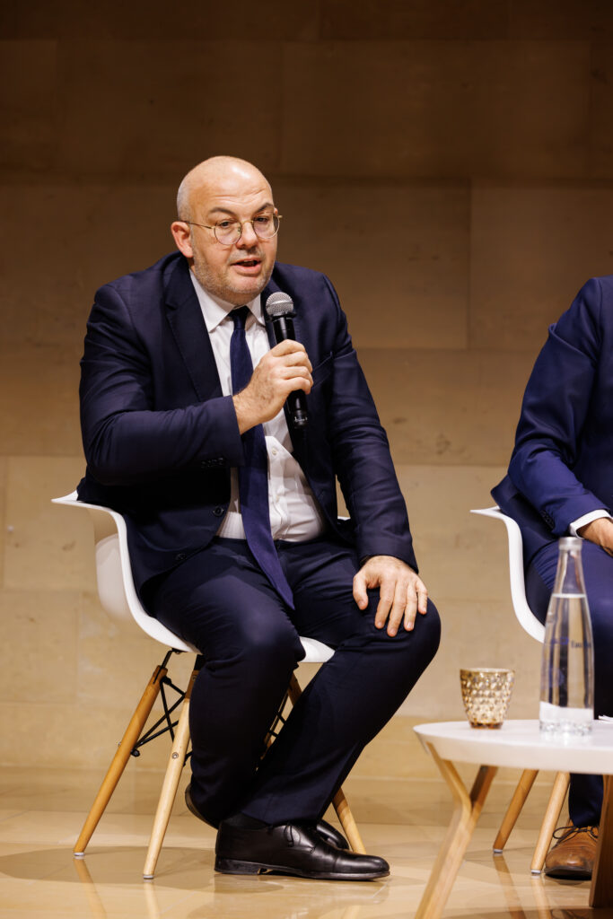 Intervenant prenant la parole au Sommet de la Transformation au 3 Mazarium à Paris, en novembre 2025