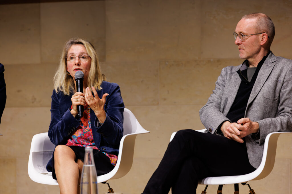 Une intervenante prend la parole au Sommet de la Transformation au 3 Mazarium à Paris, en novembre 2025