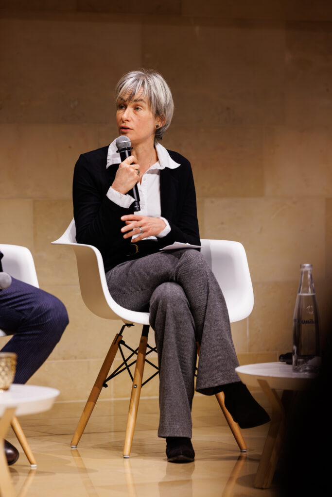 Intervenante prenant la parole au Sommet de la Transformation au 3 Mazarium à Paris, en novembre 2025