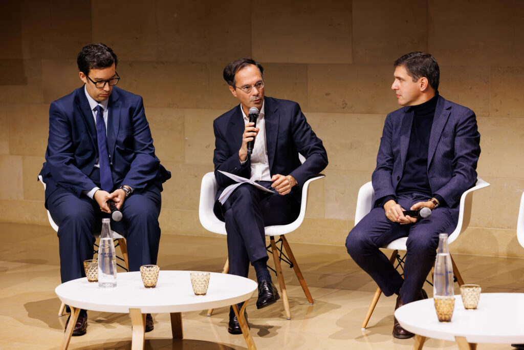 Trois intervenants en table ronde au Sommet de la Transformation au 3 Mazarium à Paris, en novembre 2025