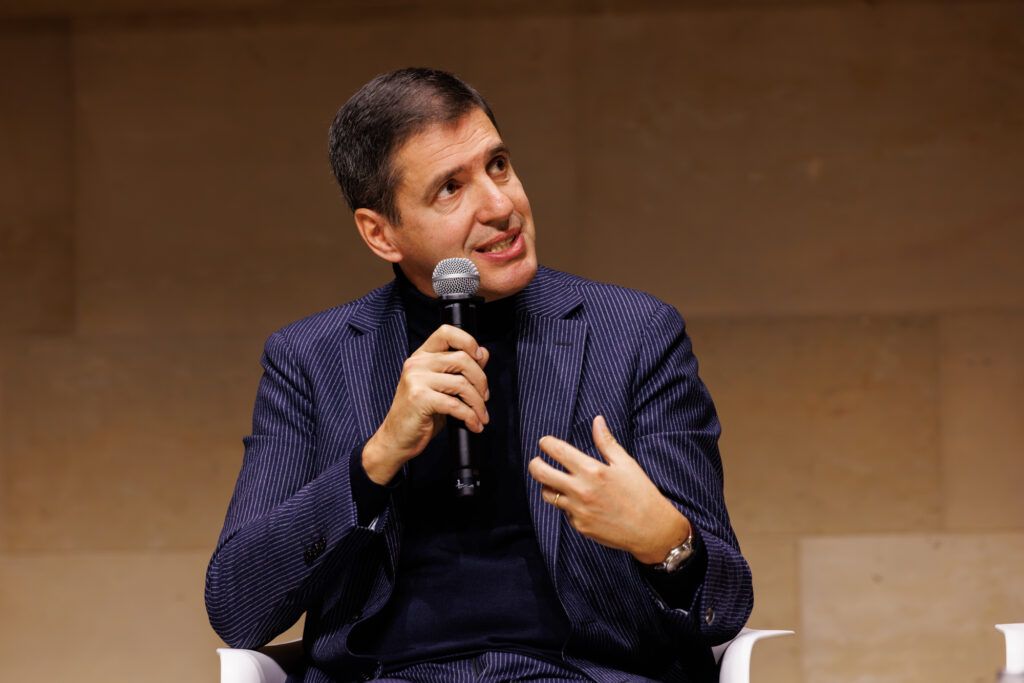Un intervenant prend la parole au Sommet de la Transformation au 3 Mazarium à Paris, en novembre 2025