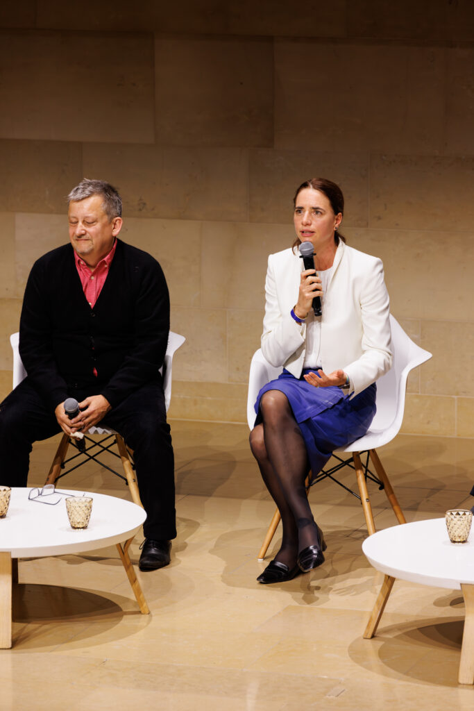 Intervenante prenant la parole au Sommet de la Transformation au 3 Mazarium à Paris, en novembre 2025