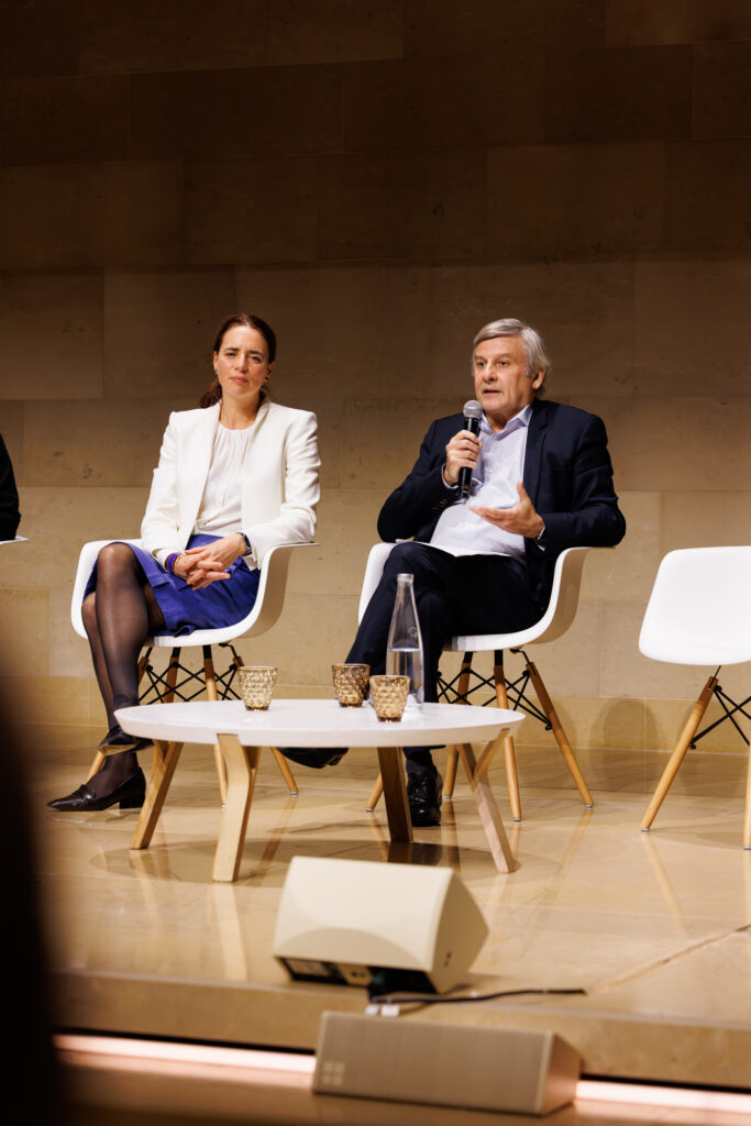 Deux intervenants en table ronde au Sommet de la Transformation au 3 Mazarium à Paris, en novembre 2025