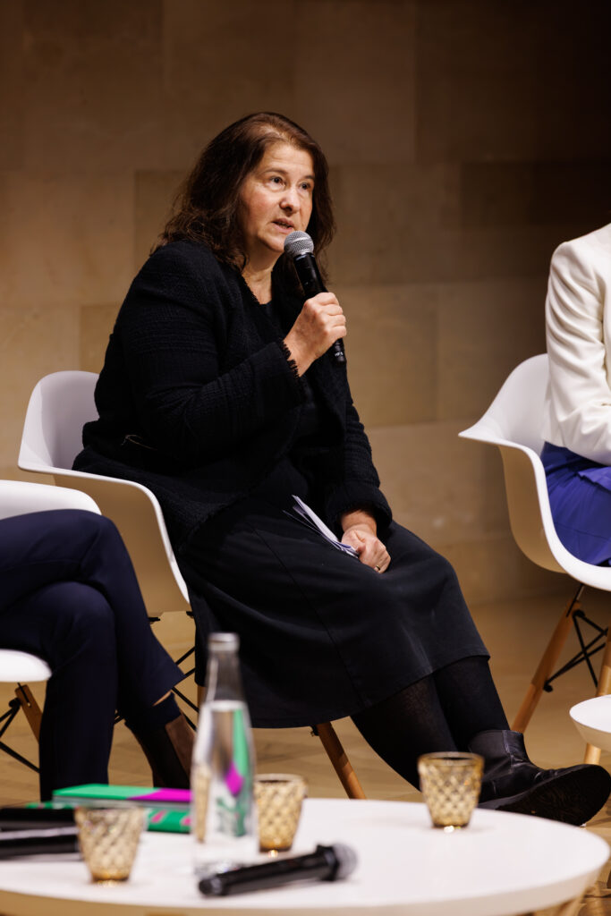 Intervenante prenant la parole au Sommet de la Transformation au 3 Mazarium à Paris, en novembre 2025