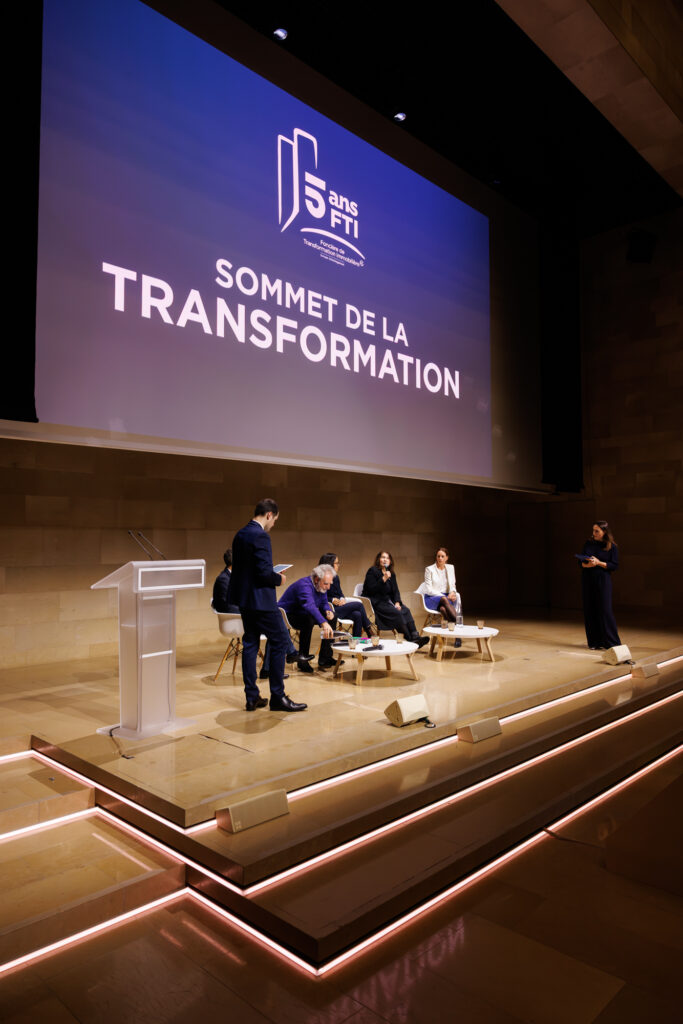 Table ronde sur scène lors du Sommet de la Transformation au 3 Mazarium à Paris, en novembre 2025