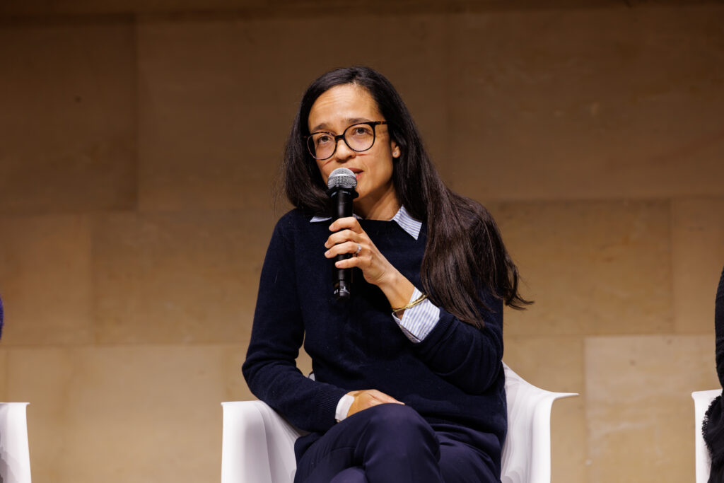 Intervenante prenant la parole au Sommet de la Transformation au 3 Mazarium à Paris, en novembre 2025