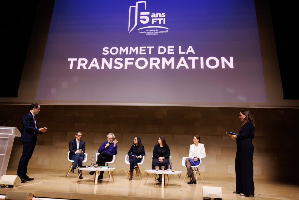 Table ronde sur scène au Sommet de la Transformation au 3 Mazarium à Paris, en novembre 2025