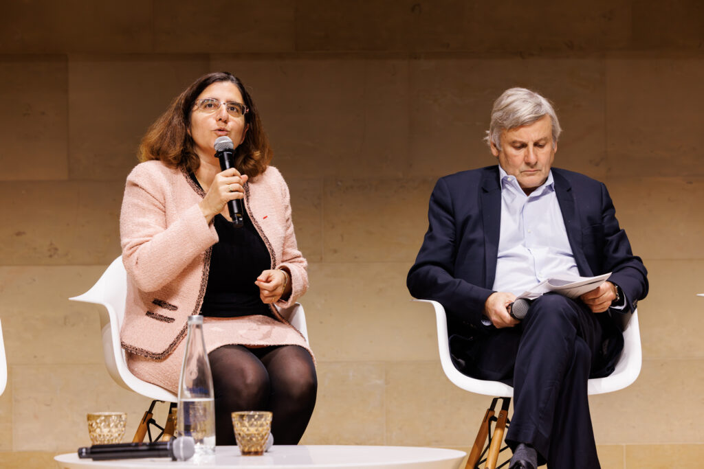 Deux intervenants en table ronde au Sommet de la Transformation au 3 Mazarium à Paris, en novembre 2025