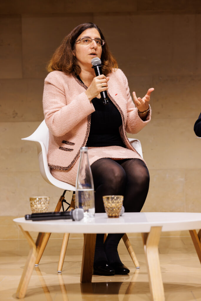 Intervenante prenant la parole au Sommet de la Transformation au 3 Mazarium à Paris, en novembre 2025