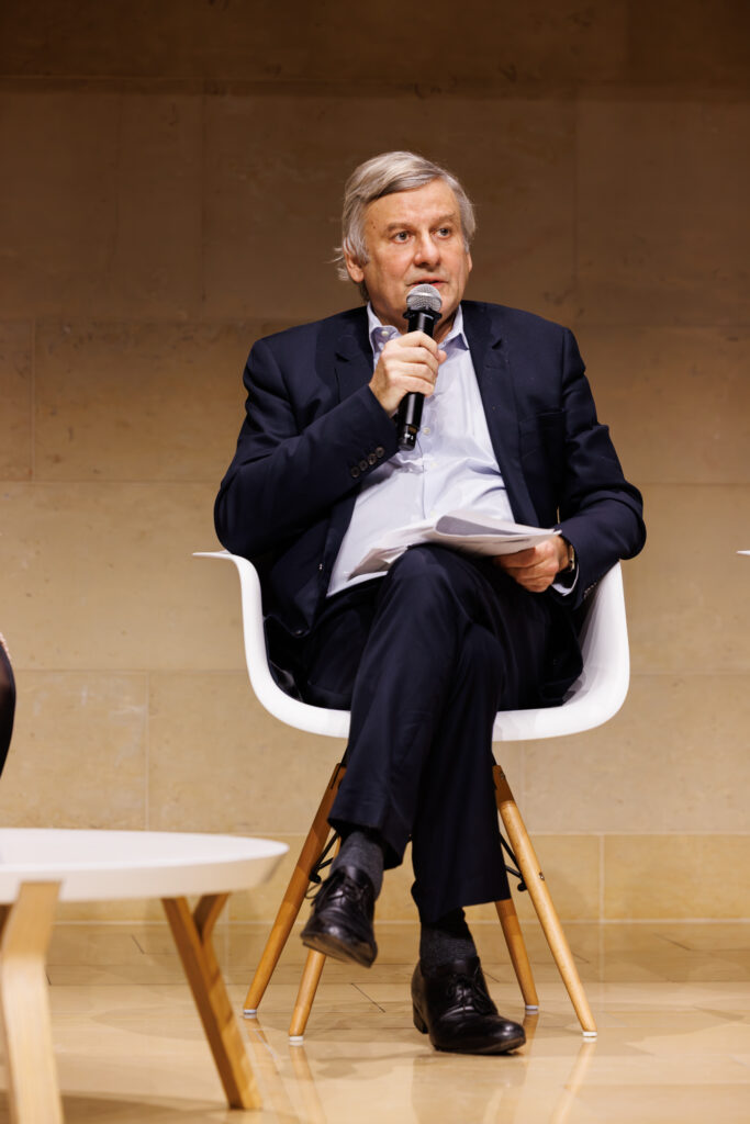 Intervenant prenant la parole au Sommet de la Transformation au 3 Mazarium à Paris, en novembre 2025