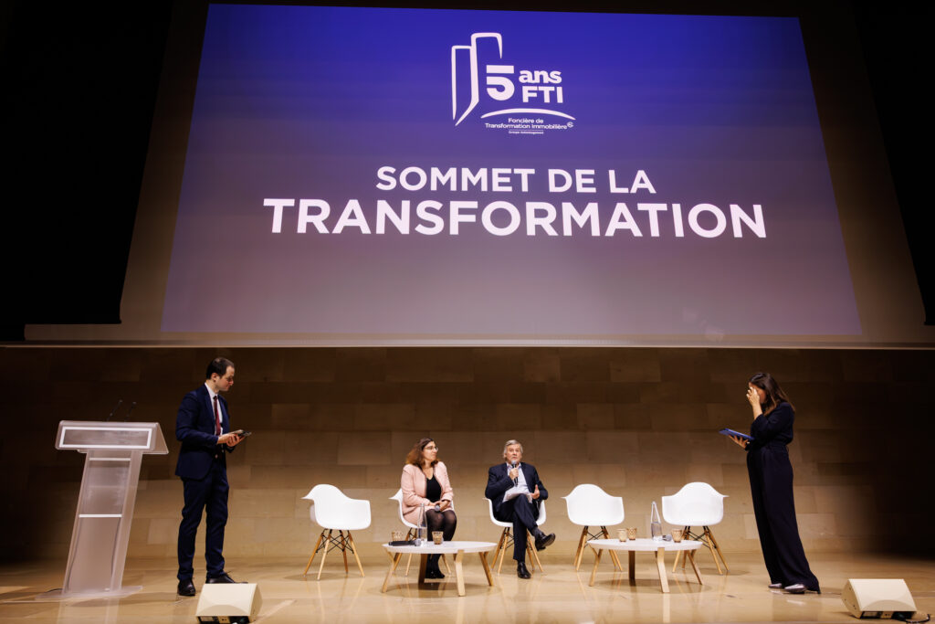 Table ronde sur scène lors du Sommet de la Transformation au 3 Mazarium à Paris, en novembre 2025