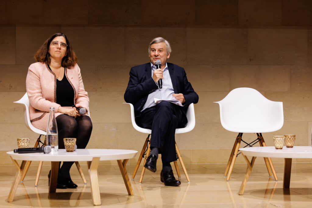 Deux intervenants en table ronde au Sommet de la Transformation au 3 Mazarium à Paris, en novembre 2025