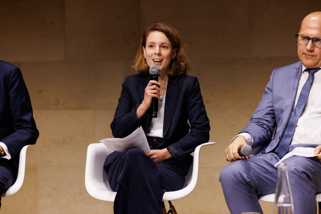 Intervenante prenant la parole lors du Sommet de la Transformation au 3 Mazarium à Paris, en novembre 2025