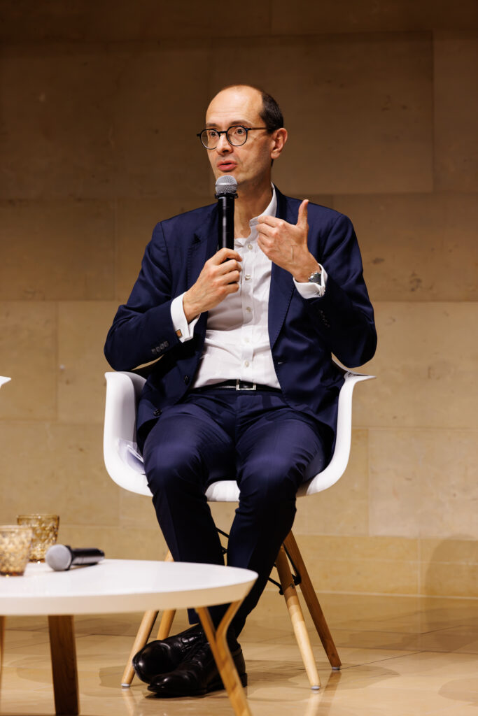 Intervenant prenant la parole au Sommet de la Transformation au 3 Mazarium à Paris, en novembre 2025