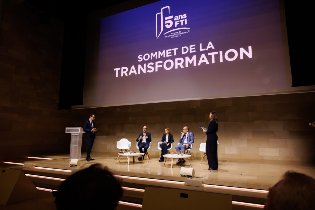 Intervenants sur scène lors du Sommet de la Transformation au 3 Mazarium à Paris, en novembre 2025