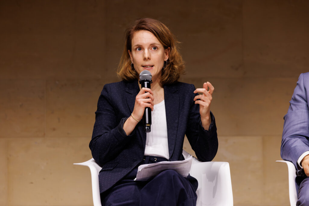 Intervenante prenant la parole au Sommet de la Transformation au 3 Mazarium à Paris, en novembre 2025