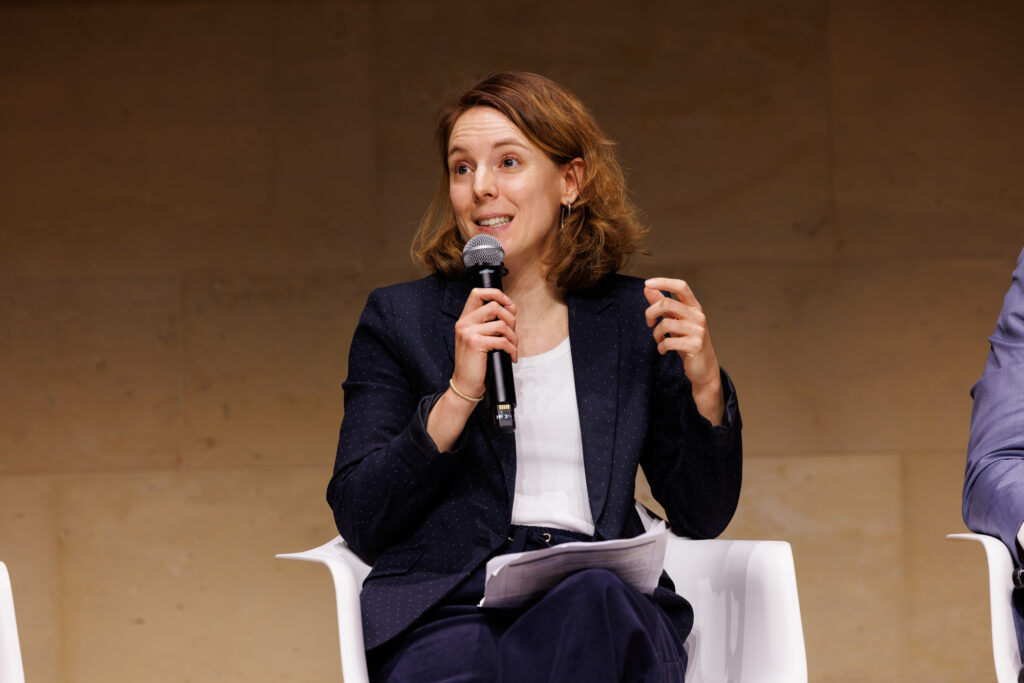 Intervenante prenant la parole au Sommet de la Transformation au 3 Mazarium à Paris, en novembre 2025