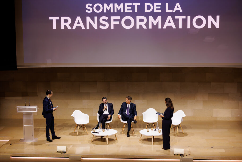 Table ronde sur scène lors du Sommet de la Transformation au 3 Mazarium à Paris, en novembre 2025