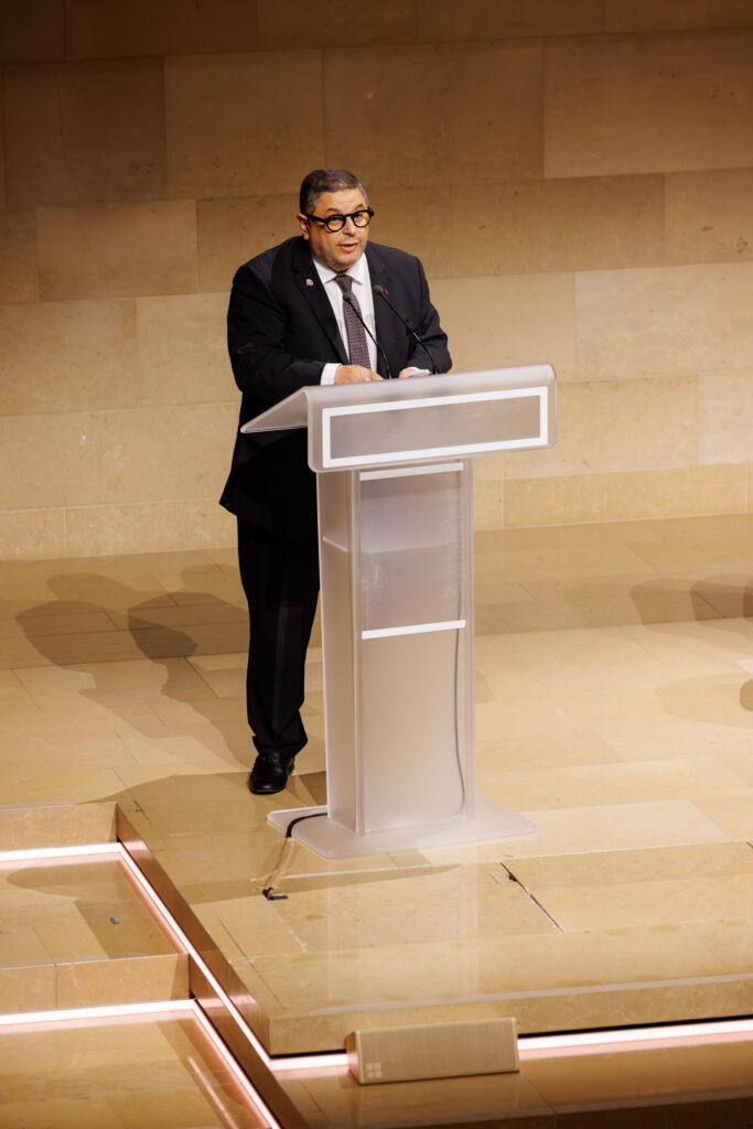 Intervenant prenant la parole au Sommet de la Transformation au 3 Mazarium à Paris, en novembre 2025