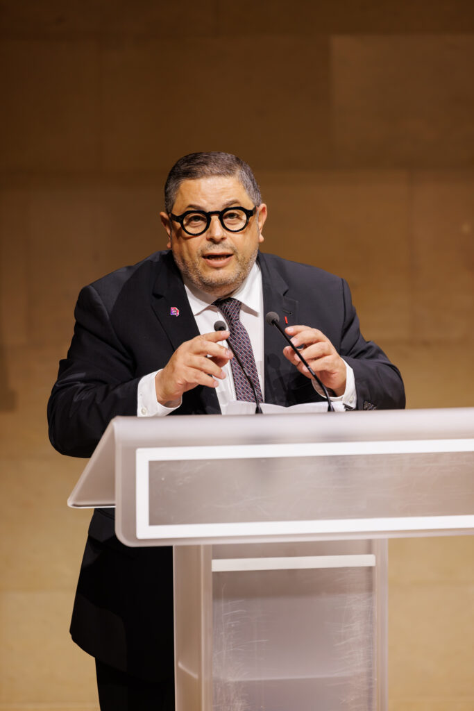 Intervenant prenant la parole au Sommet de la Transformation au 3 Mazarium à Paris, en novembre 2025