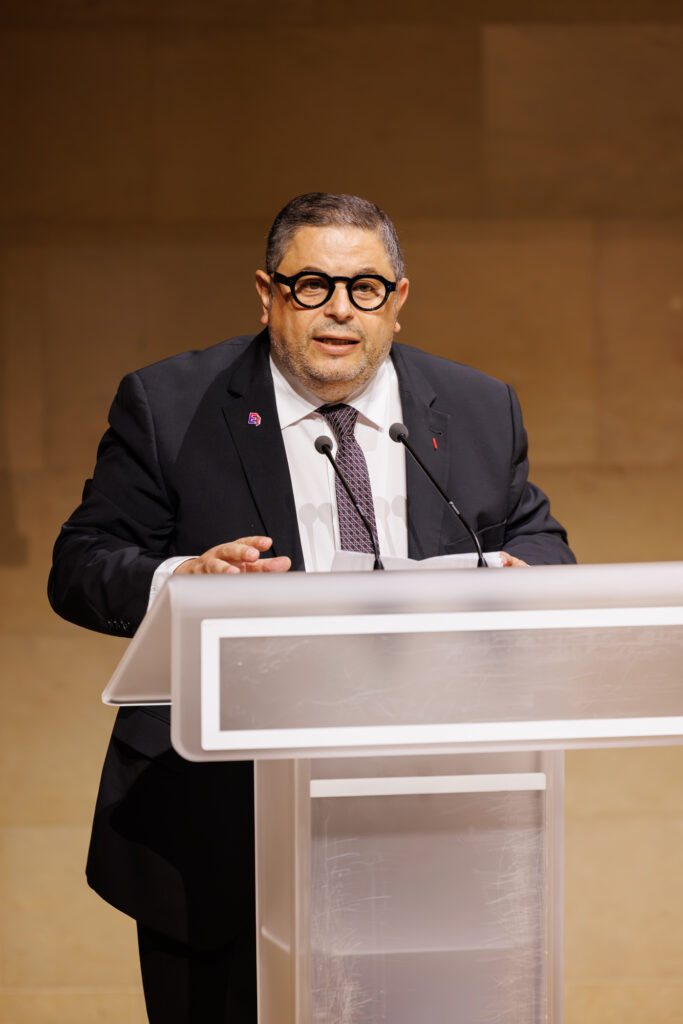 Intervenant prenant la parole au Sommet de la Transformation au 3 Mazarium à Paris, en novembre 2025