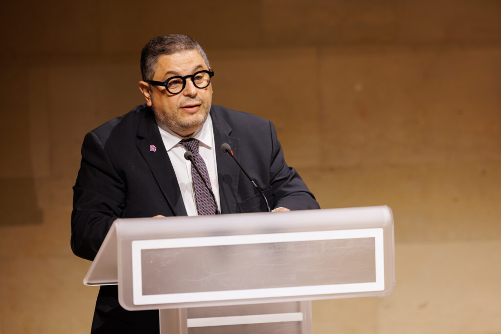 Intervenant prenant la parole au Sommet de la Transformation au 3 Mazarium à Paris, novembre 2025