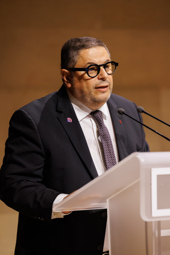 Intervenant prenant la parole au Sommet de la Transformation au 3 Mazarium à Paris, en novembre 2025